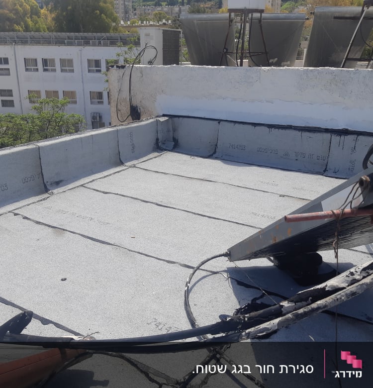 גג עם יריעות ביטומניות, כבלים ומתקנים שונים